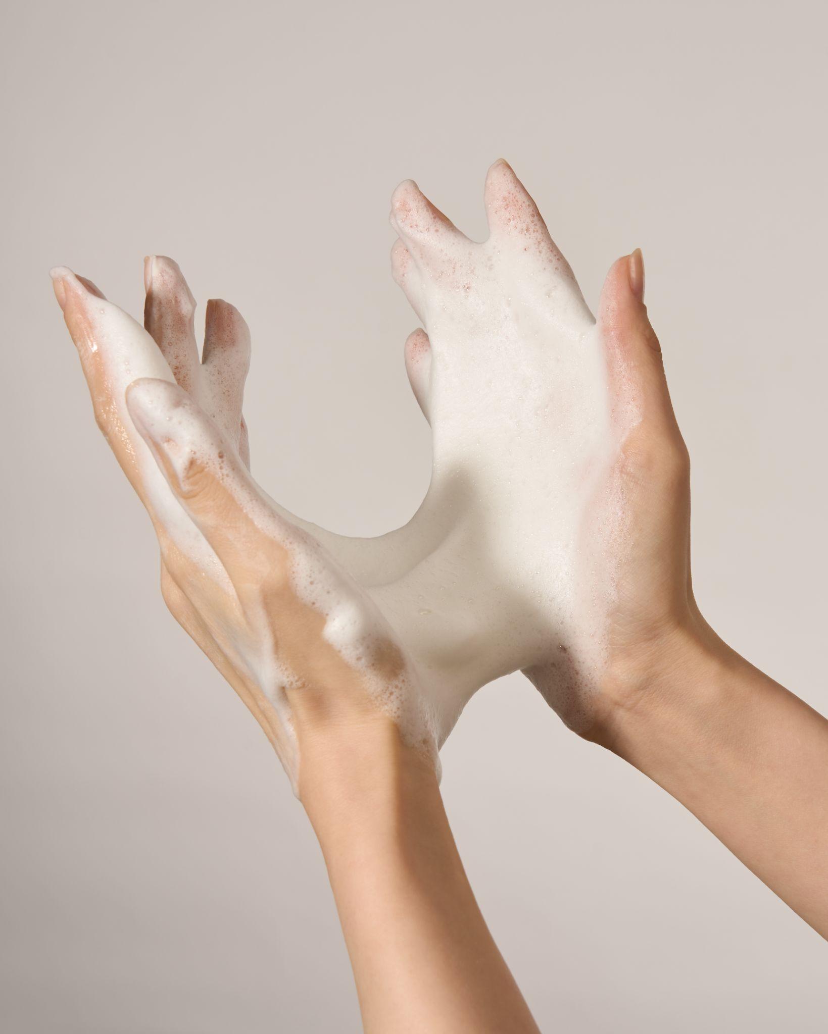 BAKUCHIOL CLING-TO-CLEAN CLEANSER